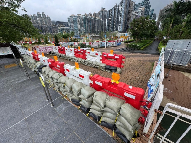 facebook群组「将军澳主场」昨日（22日） 以「顶住呀！」为题上载沙包相片，回应的网民形容情况「好似打仗咁」。