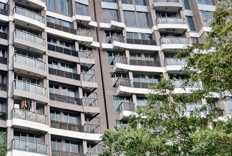 沿海滨长廊而建的海景豪宅，居民也都提升 防风战力，不少单位早已贴上交叉形或米字形的胶纸防风。