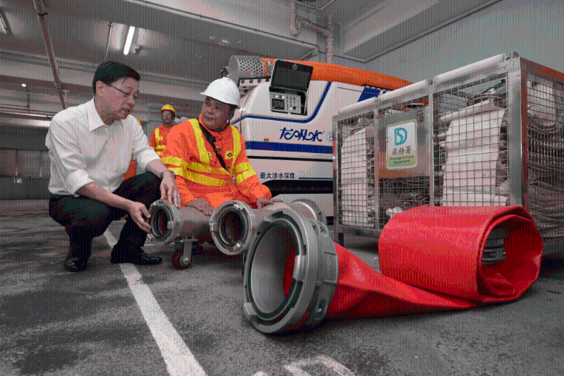 李家超(左)到访渠务署紧急事故控制中心,了解中心应对台风及水浸风险的工作。 李家超(左)到访渠务署紧急事故控制中心,了解中心应对台风及水浸风险的工作。