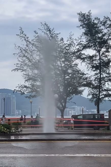 海水倒灌喷出数层楼高的水柱。 海水倒灌喷出数层楼高的水柱。