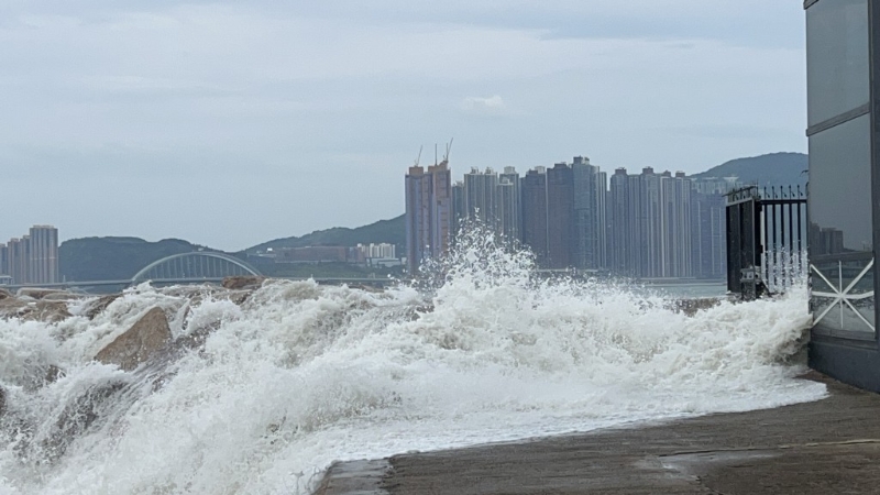 柴湾堕海现场巨浪拍岸极危险