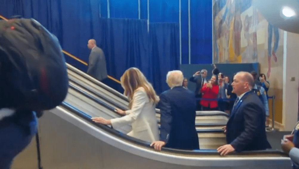 梅拉尼娅不等随从解围,自行步上扶梯。 梅拉尼娅不等随从解围,自行步上扶梯。