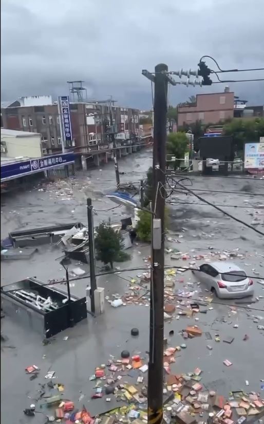 受「风王」桦加沙影响,花莲堰塞湖溢流,造成严重破坏,大量民众受困1 受「风王」桦加沙影响,花莲堰塞湖溢流,造成严重破坏,大量民众受困1