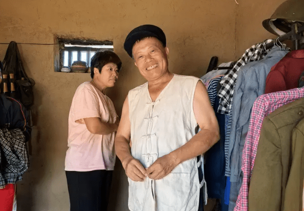 59岁青岛大爷放下百万生意参演短剧。 59岁青岛大爷放下百万生意参演短剧。