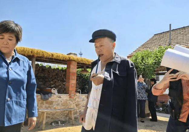 59岁青岛大爷放下百万生意参演短剧。半岛新闻 59岁青岛大爷放下百万生意参演短剧。半岛新闻