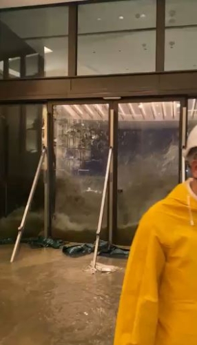 洪水冲入酒店。