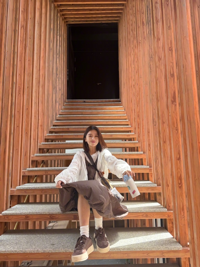 女星宋伊人被网民发现疑删留言。