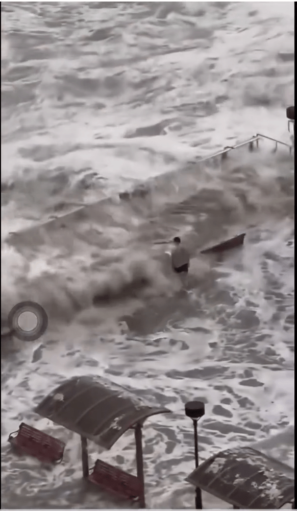 癫男竟穿泳裤迎浪戏水惹公愤 癫男竟穿泳裤迎浪戏水惹公愤