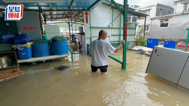 大澳居民何先生全屋水浸,水深至大腿。 大澳居民何先生全屋水浸,水深至大腿。