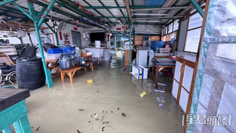 屋內水深成河。 屋內水深成河。