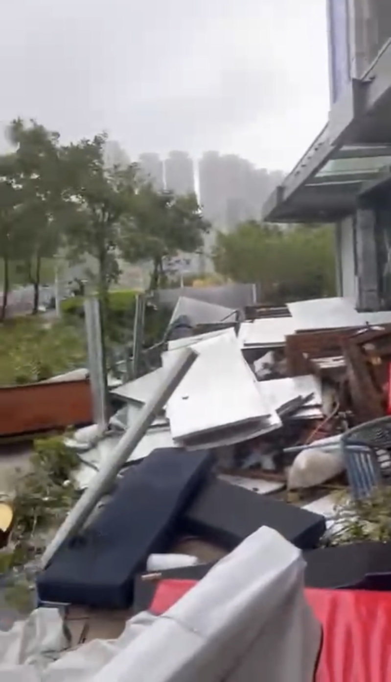 部分餐厅门外凌乱程度形同废墟。 部分餐厅门外凌乱程度形同废墟。