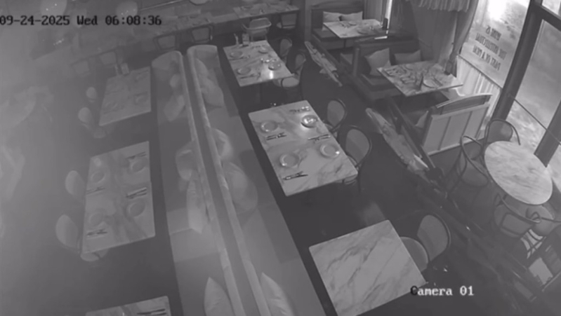 有餐厅公开店门被海浪撞破一刻的监控。 有餐厅公开店门被海浪撞破一刻的监控。