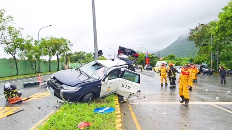 台湾警车暴雨中押犯自撞 台湾警车暴雨中押犯自撞