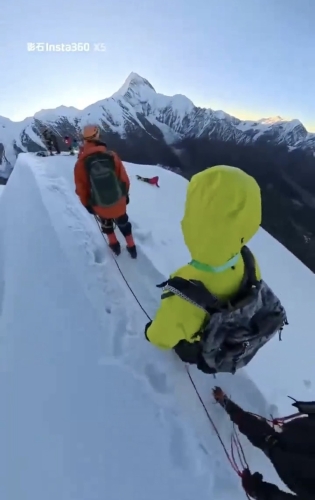 四川康定那玛峰一人滑坠落崖死亡。