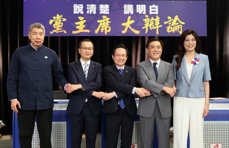 “说清楚、讲明白，党主席大辩论”27日在中天电视台举行，国民党主席候选人张亚中（左起）、罗智强、蔡志弘、郝龙斌、郑丽文出席并交互握手合影表达团结。