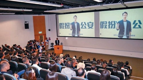 港漂新生泄资如“裸奔”