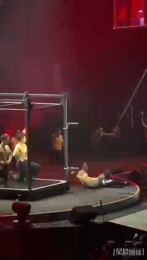 关智斌重重摔落地面,背部着地。 关智斌重重摔落地面,背部着地。