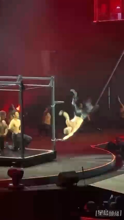 身体失控,关智斌从高处坠落。 身体失控,关智斌从高处坠落。