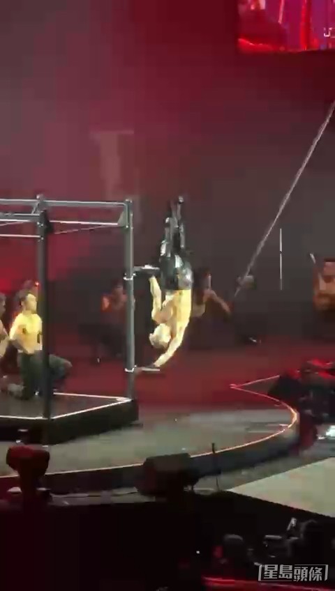 关智斌在健身架上进行高难度倒挂动作。 关智斌在健身架上进行高难度倒挂动作。