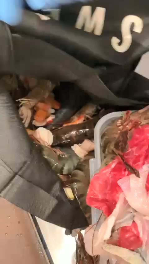 环保袋内居然放满生蚝、蟹、鱼片、虾、肥牛及公仔面等。 环保袋内居然放满生蚝、蟹、鱼片、虾、肥牛及公仔面等。