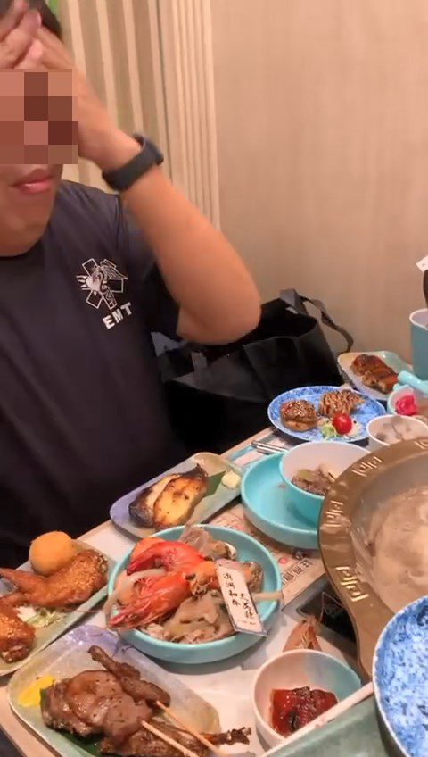 贪心男事发时身穿的黑色Tee,其左胸口有一个写有“EMT”缩写的标志。 贪心男事发时身穿的黑色Tee,其左胸口有一个写有“EMT”缩写的标志。