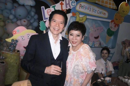 向太(右)直播打脸“全家破产”一事,笑骂造谣者神经病。 向太(右)直播打脸“全家破产”一事,笑骂造谣者神经病。