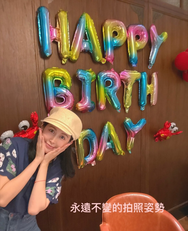 恺乐在生日气球前摆出招牌姿势，自嘲脸圆但依旧少女感十足。