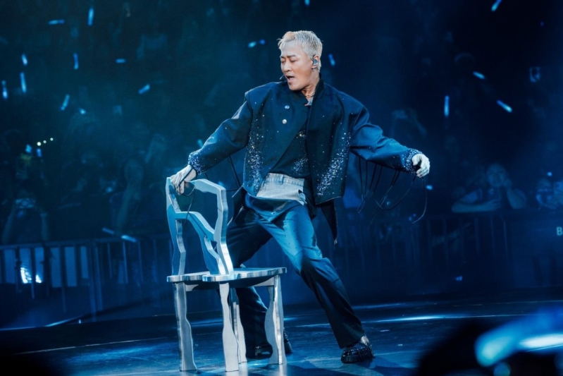 林峯与椅子共舞的表演片段早已在网络上爆红。