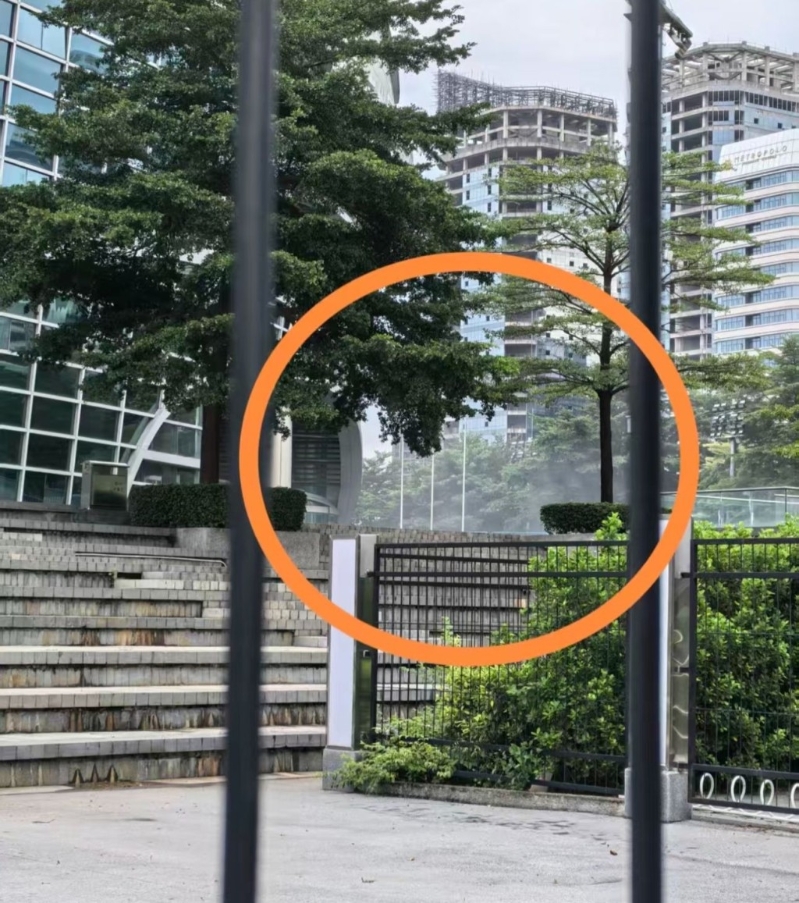 多辆消防车赶到广州国际体育演艺中心。