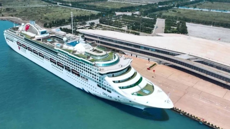 2700名中国团体游客及船员乘梦想号邮轮抵达仁川。 2700名中国团体游客及船员乘梦想号邮轮抵达仁川。