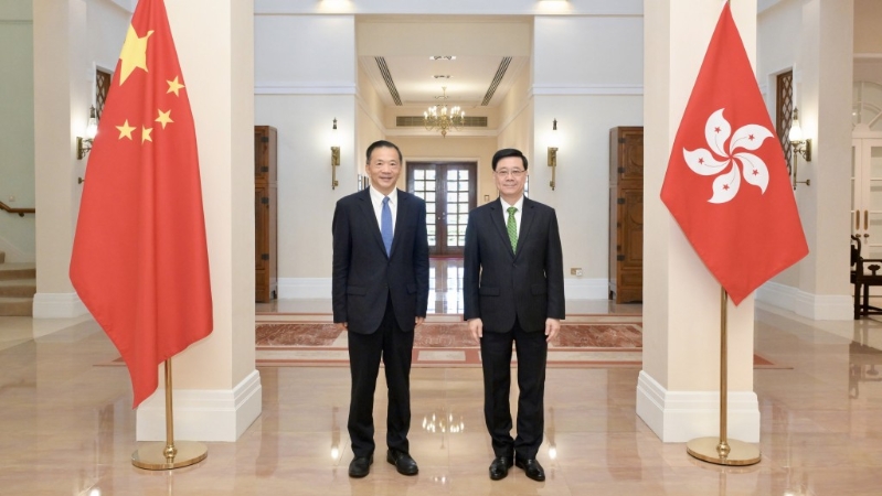 李家超( 左)与中央广播电视总台台长兼总编辑会面。 李家超( 左)与中央广播电视总台台长兼总编辑会面。