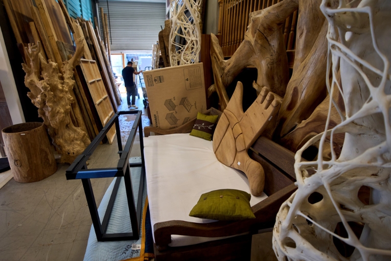 美国总统特朗普29日晚间签署公告,宣布对外国进口木材课征10%关税,对橱柜、梳妆台、软垫木制家具等进口家具课征25%关税。 美国总统特朗普29日晚间签署公告,宣布对外国进口木材课征10%关税,对橱柜、梳妆台、软垫木制家具等进口家具课征25%关税。