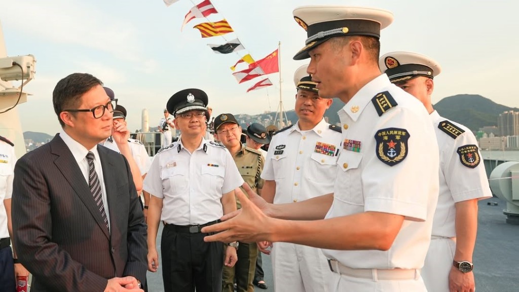 邓炳强伙纪律部队首长登舰交流 邓炳强伙纪律部队首长登舰交流