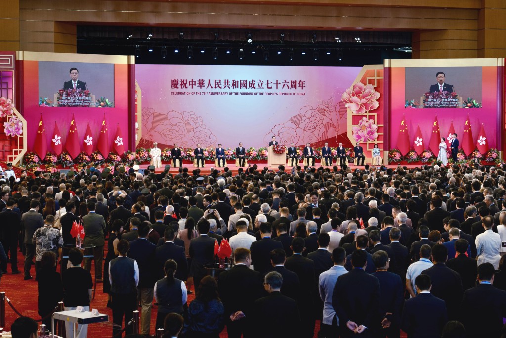 香港特首率高官出席升旗礼及酒会 香港特首率高官出席升旗礼及酒会