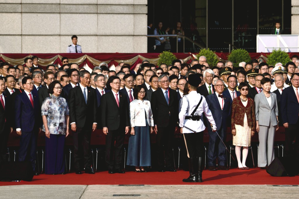 香港特首率高官出席升旗礼 香港特首率高官出席升旗礼