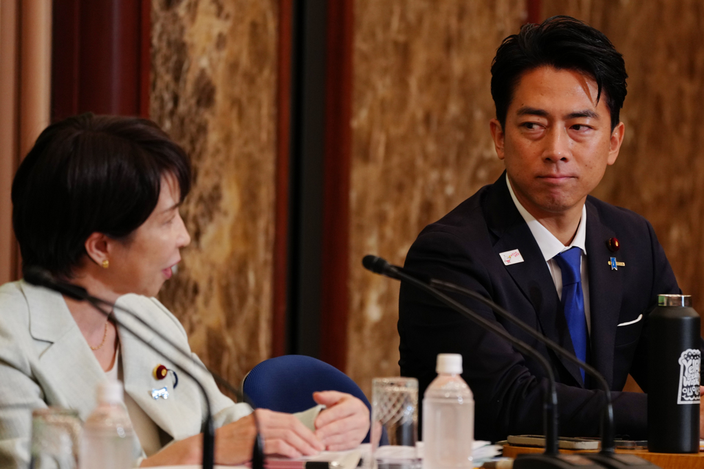 日本自民党党魁(总裁)选举候选人小泉进次郎(右)和高市早苗的民调支持率接近。 日本自民党党魁(总裁)选举候选人小泉进次郎(右)和高市早苗的民调支持率接近。