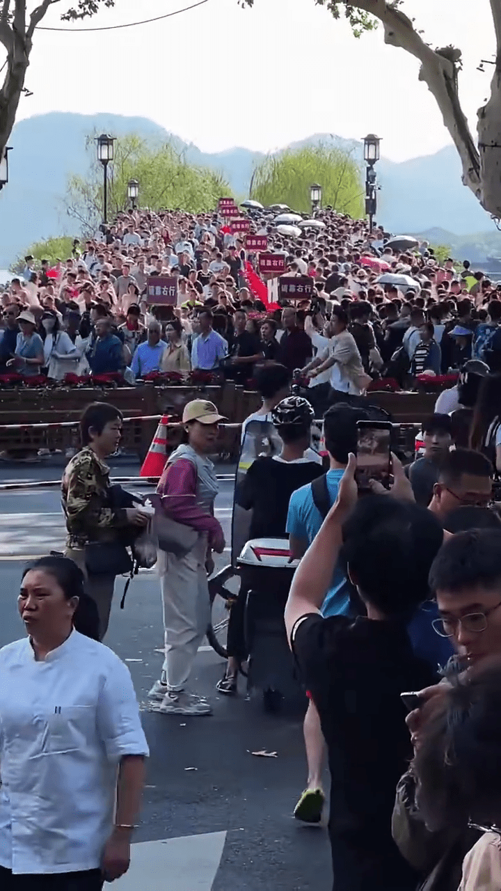 杭州西湖景区开启“人山人海”模式。 杭州西湖景区开启“人山人海”模式。