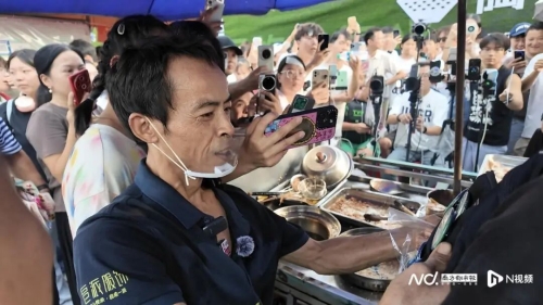 “鸡排哥”看到徽章后连声惊叹。 “鸡排哥”看到徽章后连声惊叹。