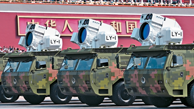 舰载防空武器方队“LY-1”（燎原-1）在九三阅兵式上受检。