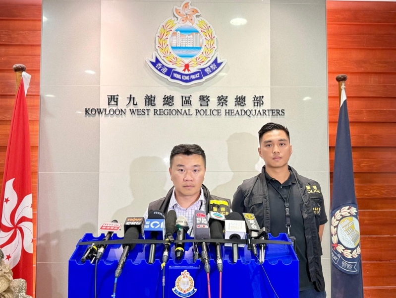 西九龙总区刑事总部（行动）警司贾锦琳（中）及重案组第4B队高级督察吴彦（右）交代案情。