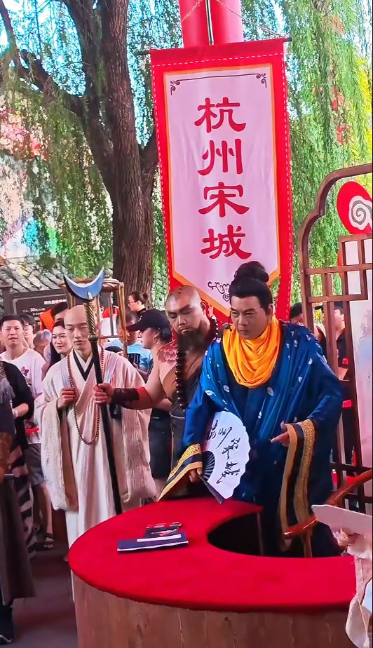 李国麟在内地景区扮演鸠摩智。 李国麟在内地景区扮演鸠摩智。