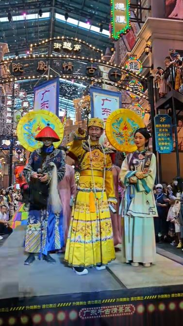 江华以雍正造型现身内地景区。 江华以雍正造型现身内地景区。