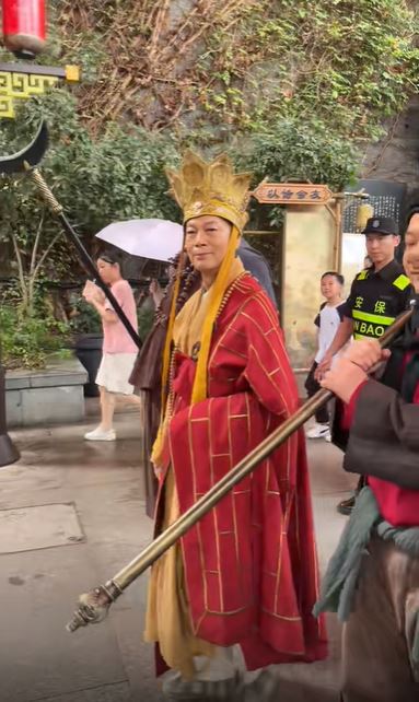 罗家英以唐僧造型现身内地景区。 罗家英以唐僧造型现身内地景区。