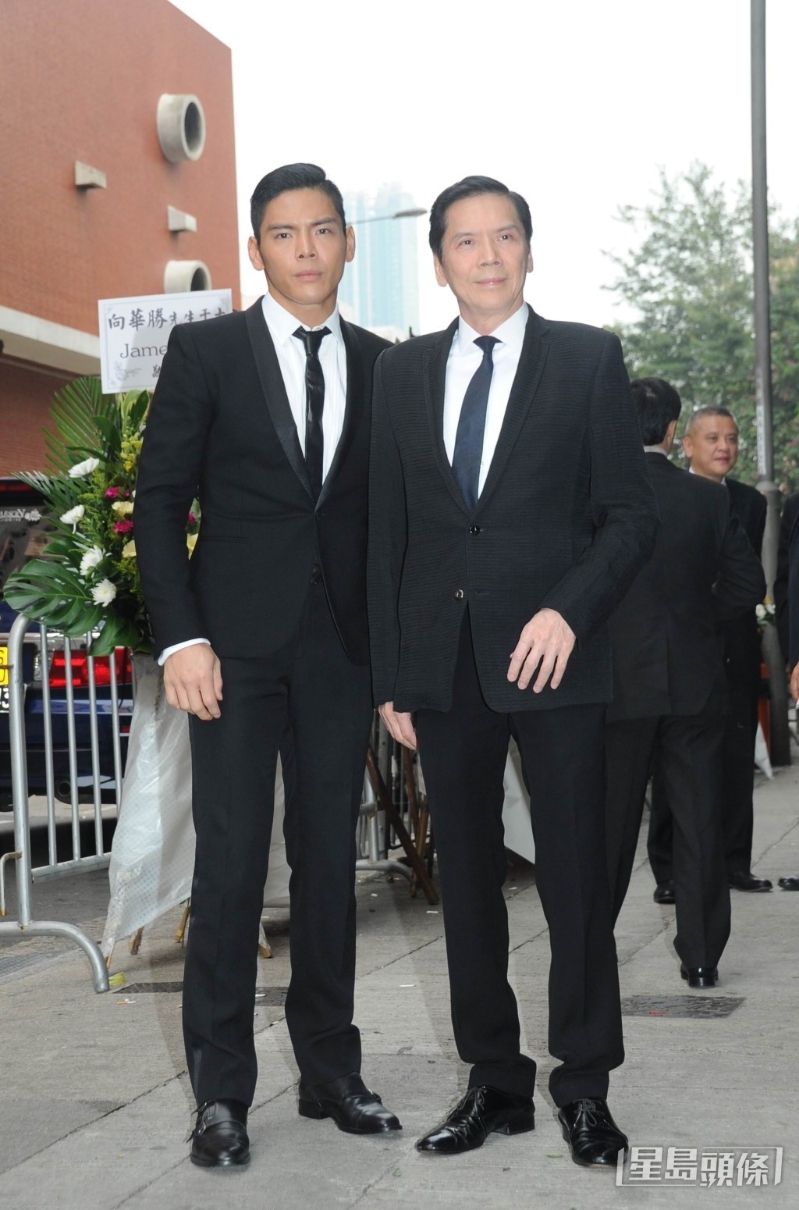 向华强（右）与儿子向佐2014年现身弟弟向华胜的追悼会。
