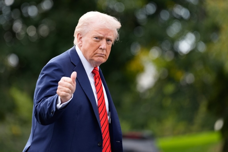 特朗普竖起大拇指回应体检结果。 特朗普竖起大拇指回应体检结果。