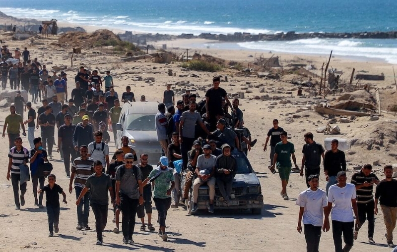 以色列宣布在加沙走廊停火并开始撤军，数十万名筋疲力竭的巴勒斯坦人陆续踏上归途。