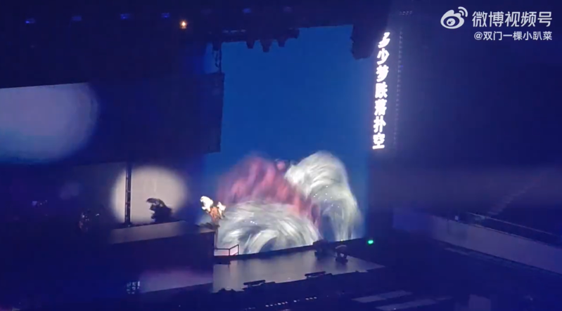 张靓颖演唱会突坠落2米高舞台。