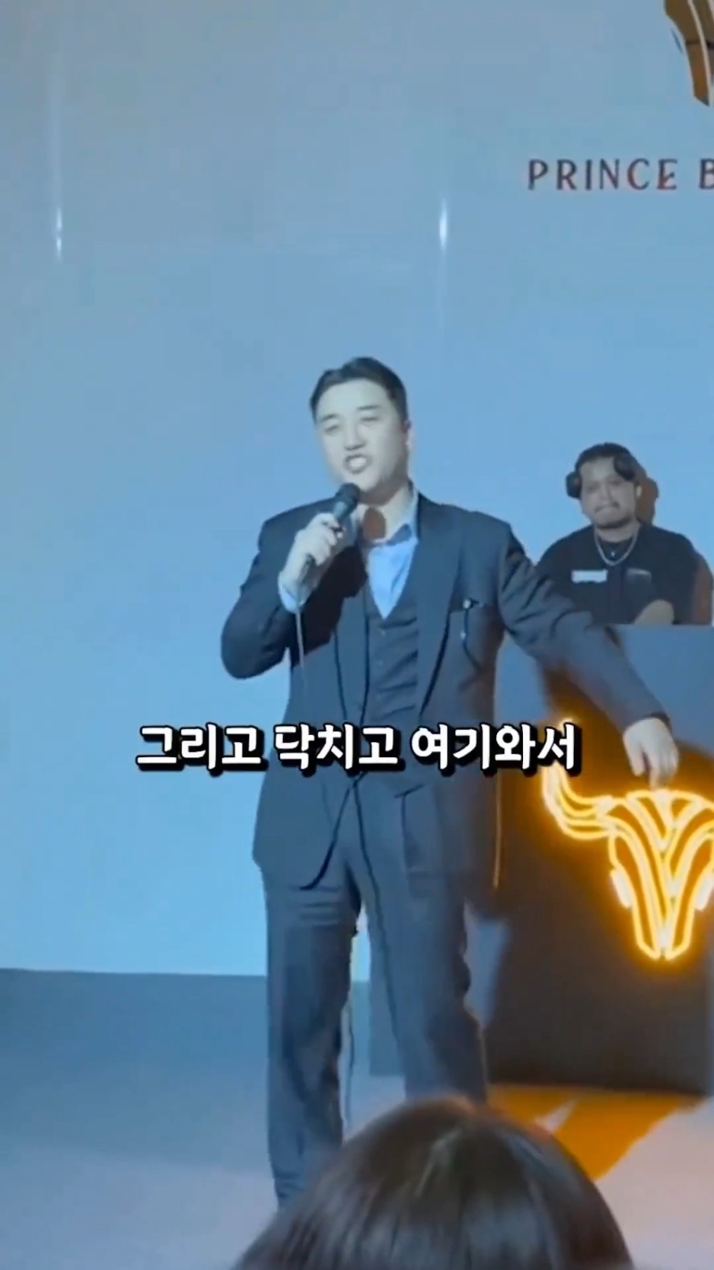 近日一段胜利现身柬埔寨活动的影片在社交平台疯传。 近日一段胜利现身柬埔寨活动的影片在社交平台疯传。