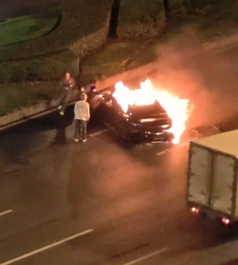 肇事小米SU7 Ultra撞车后着火。 肇事小米SU7 Ultra撞车后着火。