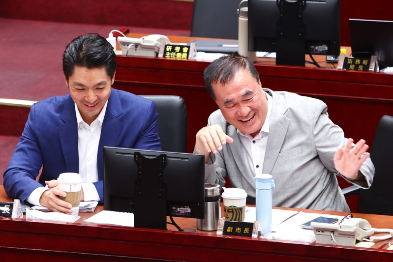 台北市长蒋万安(左)与副市长李四川(右)13日赴市议会备询,针对英伟达海外总部进驻北士科T17、T18基地卡关一事说明。 台北市长蒋万安(左)与副市长李四川(右)13日赴市议会备询,针对英伟达海外总部进驻北士科T17、T18基地卡关一事说明。